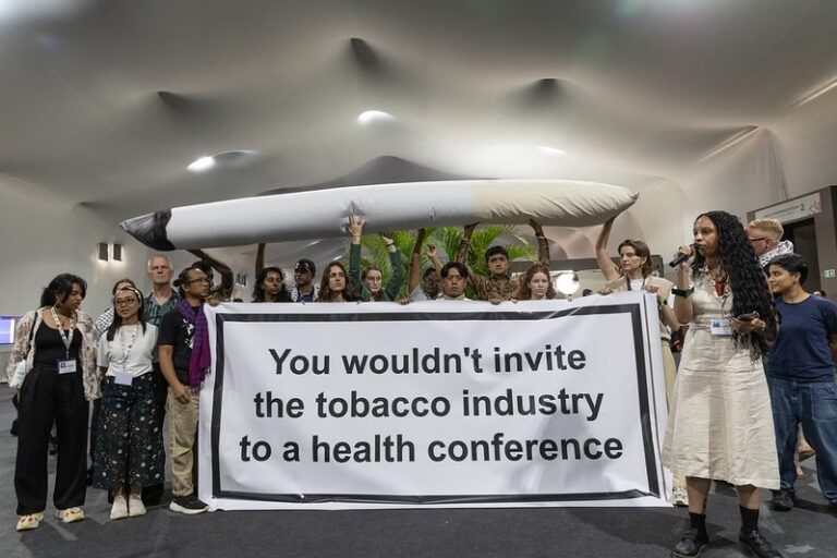 Protesta de organizaciones de la sociedad civil dentro de la COP30 por la presencia de lobistas de combustibles fósiles y la agroindustria. Foto: © UN Climate Change / Kiara Worth