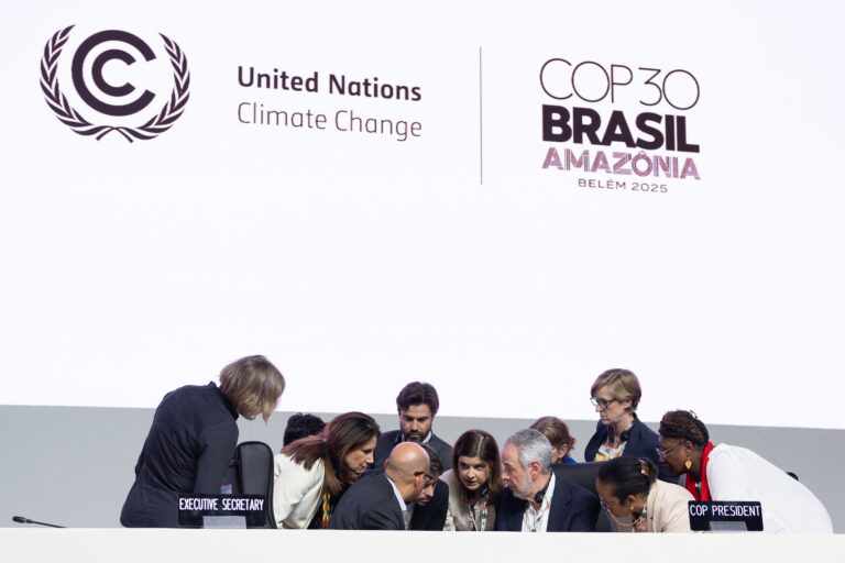 El presidente de la COP30, André Correa do Lago, consulta con miembros de Naciones Unidas ante la objeción presentada por Colombia en la plenaria. Foto: © UN Climate Change - Kiara Worth