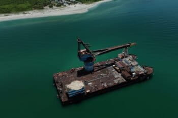 Plataforma petrolera en área natural