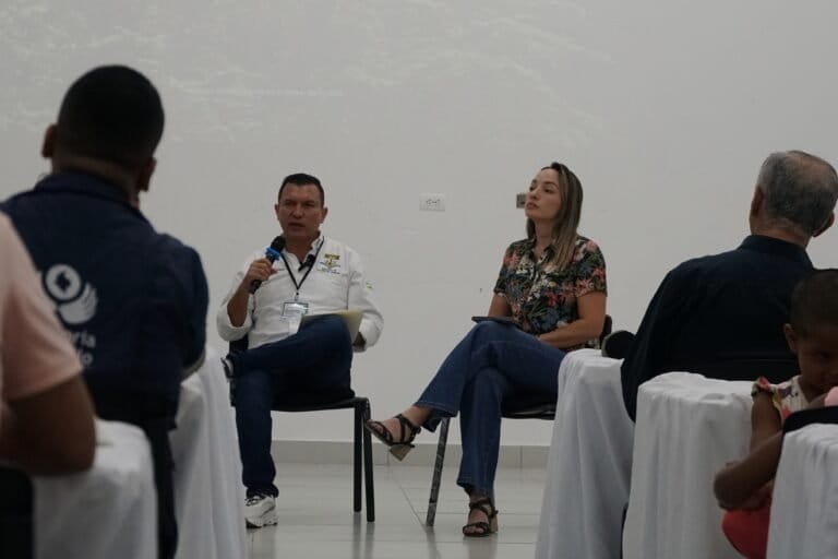 Alcalde de San José del Guaviare y Secretaria Agricultura de Guaviare, noviembre 2025. Foto: Daniela Quintero Díaz