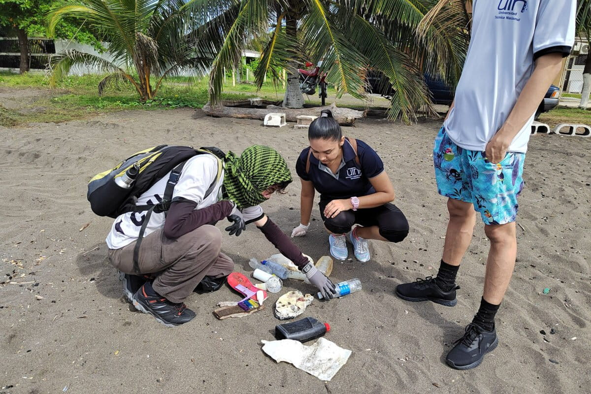 Científicos ciudadanos en Costa Rica recolectando plástico en playas continentales. Foto de Juan Manuel Muñoz-Araya.