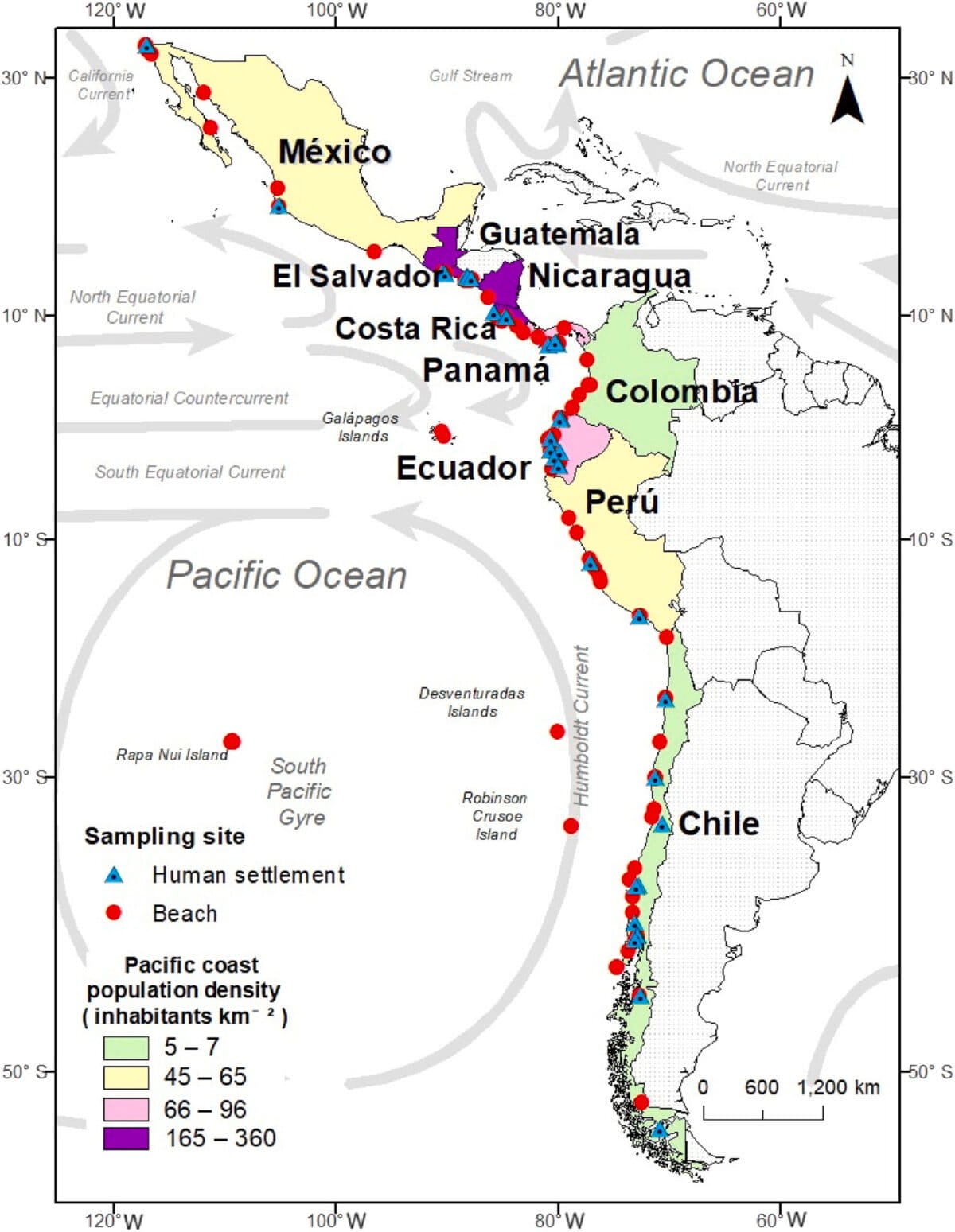 Área de estudio que muestra los sitios de muestreo de botellas plásticas de bebidas y tapas sueltas en asentamientos humanos (triángulos azules) y playas (puntos rojos) a lo largo de diez países de América Latina, desde el norte de México hasta el sur de Chile, incluyendo varias islas oceánicas. Imagen cortesía de Garcés-Ordóñez et al., Journal of Cleaner Production.