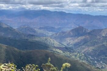Imagen panorámica del corredor, tomada desde el mirador del Podocarpus. En el fondo, la entrada al Parque Nacional Yacuri. Foto: Alexis Serrano Carmona