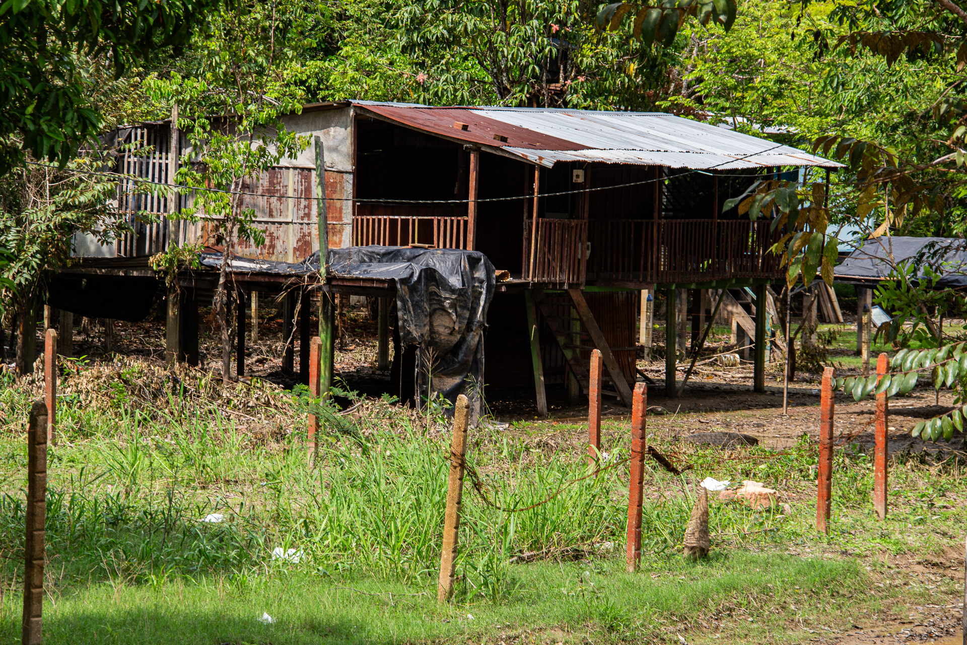 A causa del conflicto en su territorio, algunas familias nukak se han desplazado a vivir en los resguardos del pueblo jiw. Foto: Juan Carlos Contreras