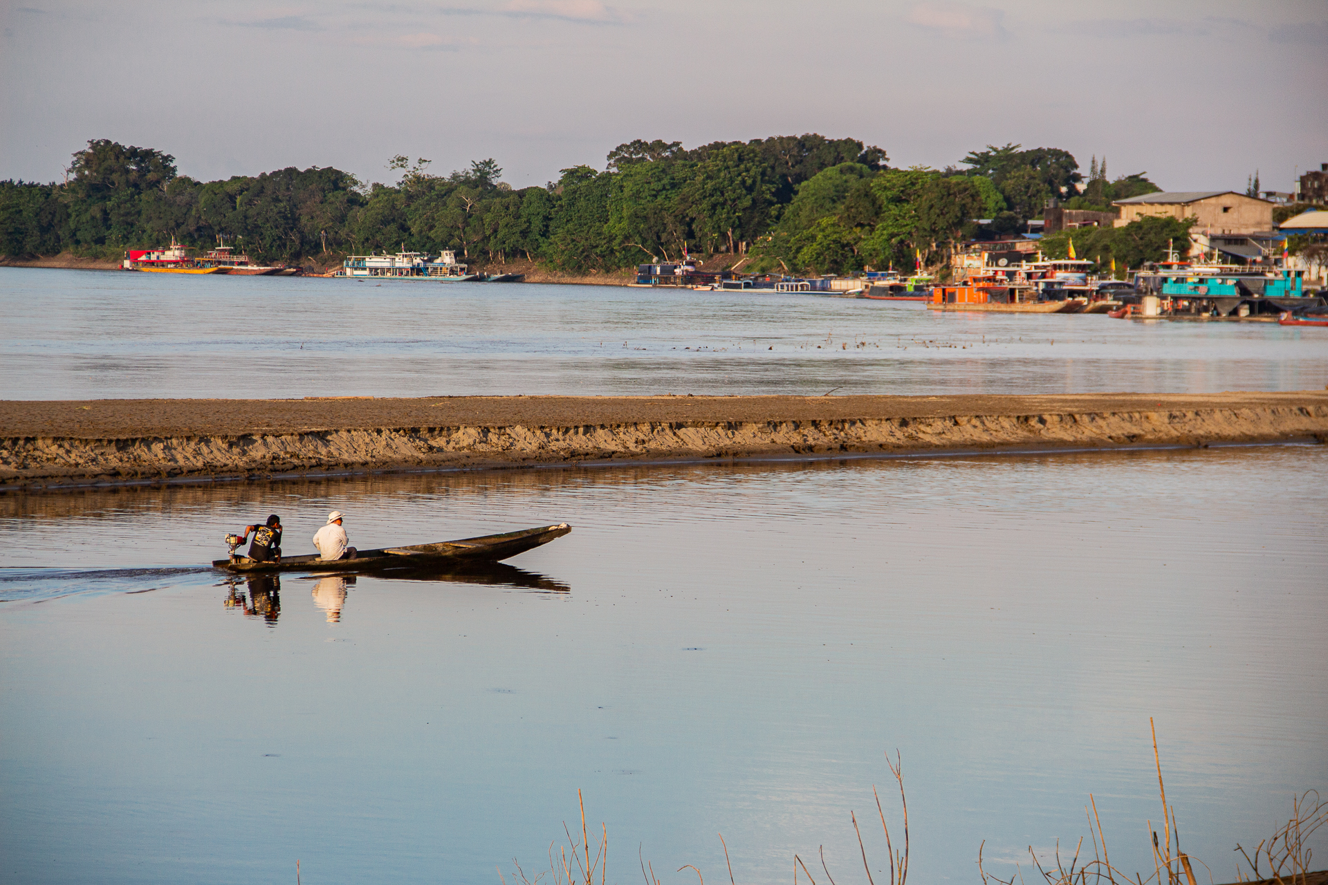 Las comunidades navegan el río Guaviare para llegar a San José, la capital del departamento, tras abandonar sus territorios debido a la violencia y enfrentamientos entre actores armados. Foto: Juan Carlos Contreras