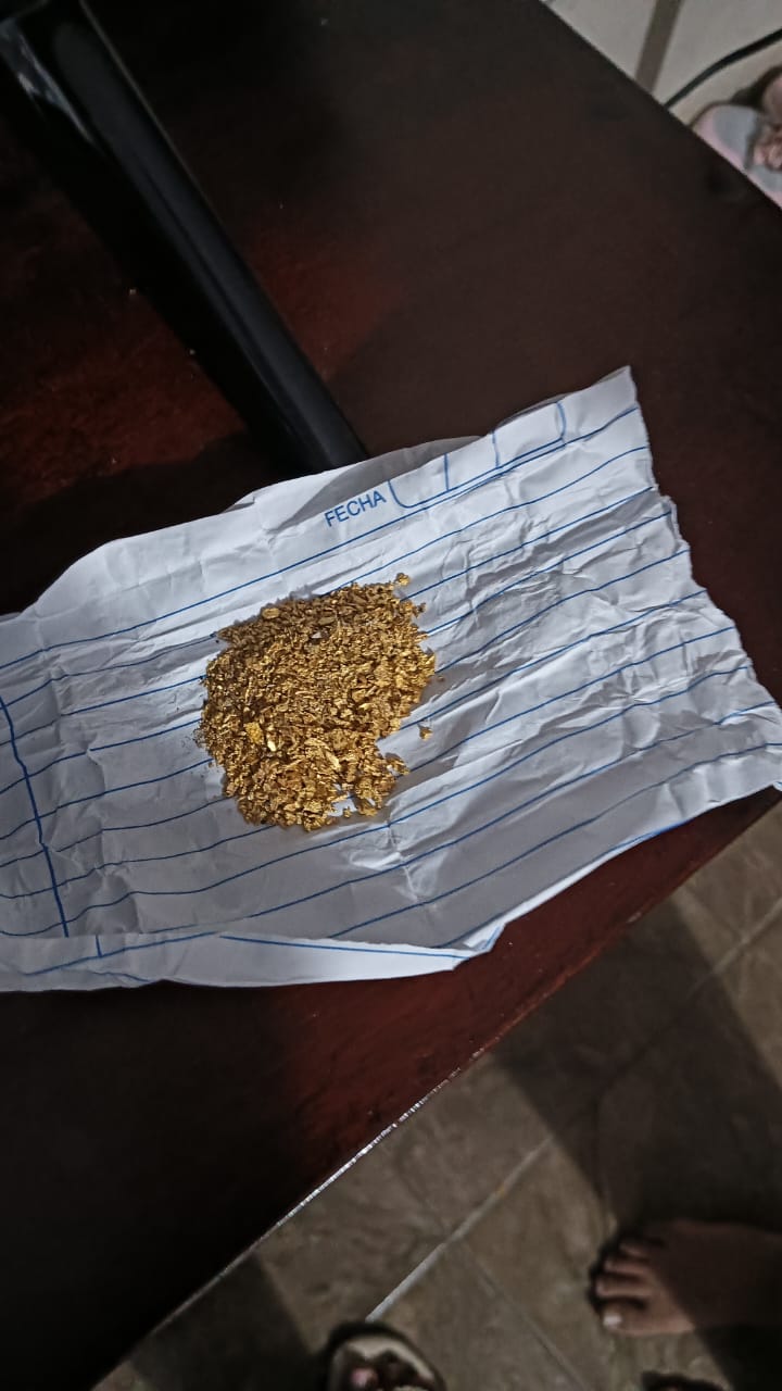 El oro ilegal se traslada a Puerto Inírida, allí algunos locales de compraventa actúan como fachadas para su legalización. El mineral se reporta a nombre de mineros artesanales inscritos en el RUCOM para ser enviado a Bogotá. Foto: José Guarnizo