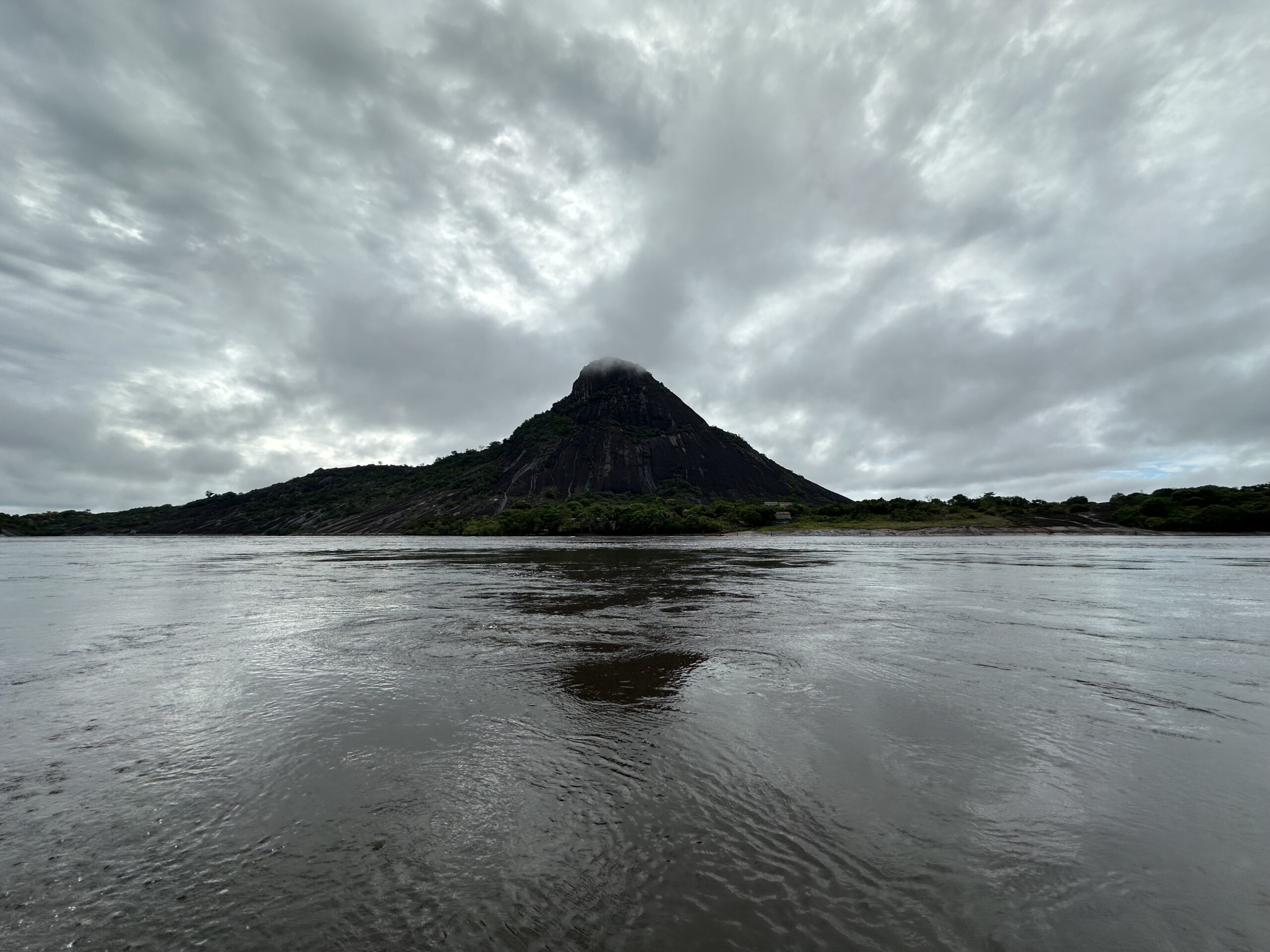 El Escudo Guayanés posee rocas de 1800 millones de años que facilitan la concentración de metales valiosos. Esta riqueza geológica ha convertido a la minería en la principal fuente de financiación de los grupos armados. Foto: José Guarnizo