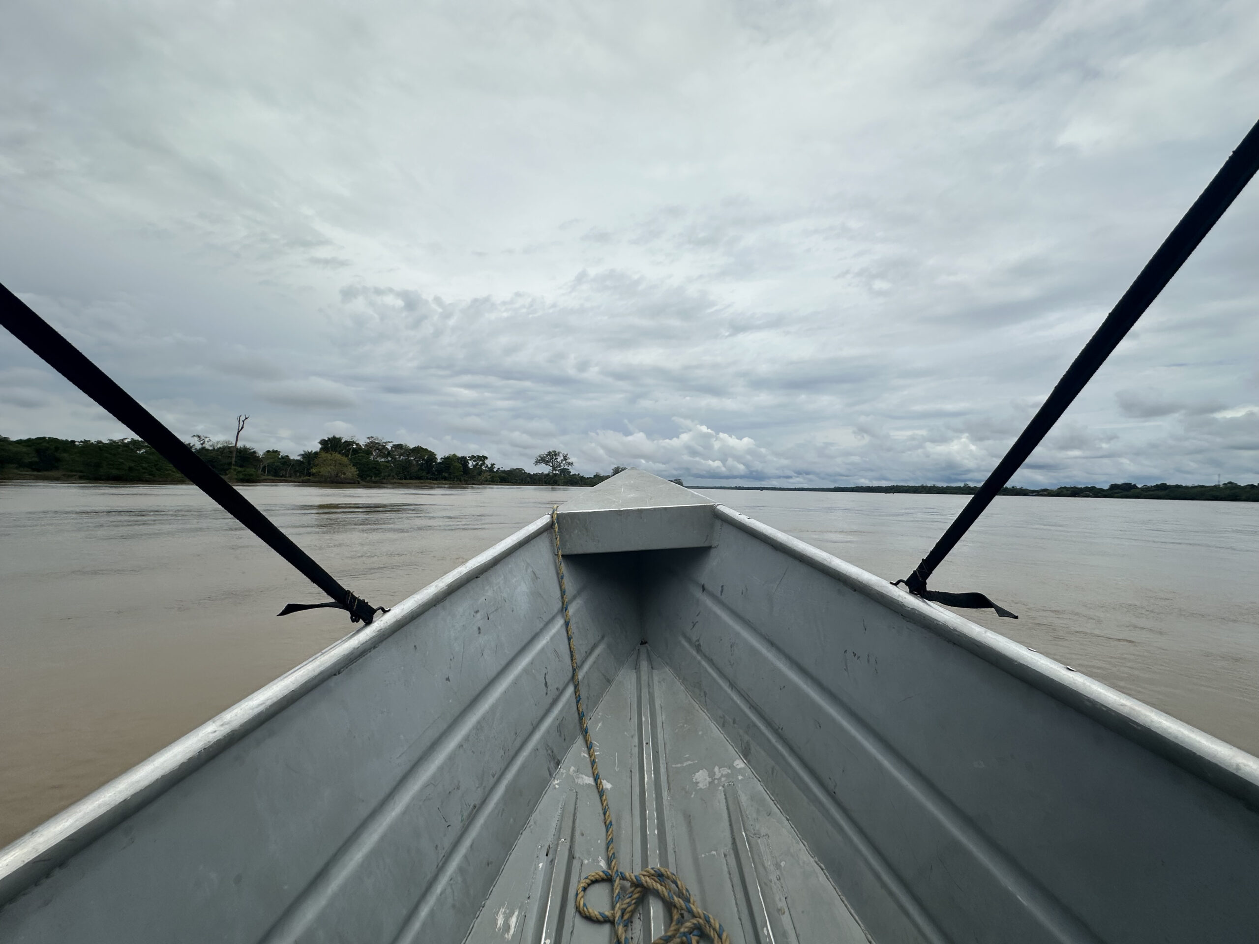Navegar el Atabapo implica cruzar el dominio de alias "Jhon 40", responsable de la minería ilegal en la frontera. Pese a las inversiones en salud, el ciclo de intoxicación se repite al consumir pescado contaminado en el territorio. Foto: José Guarnizo
