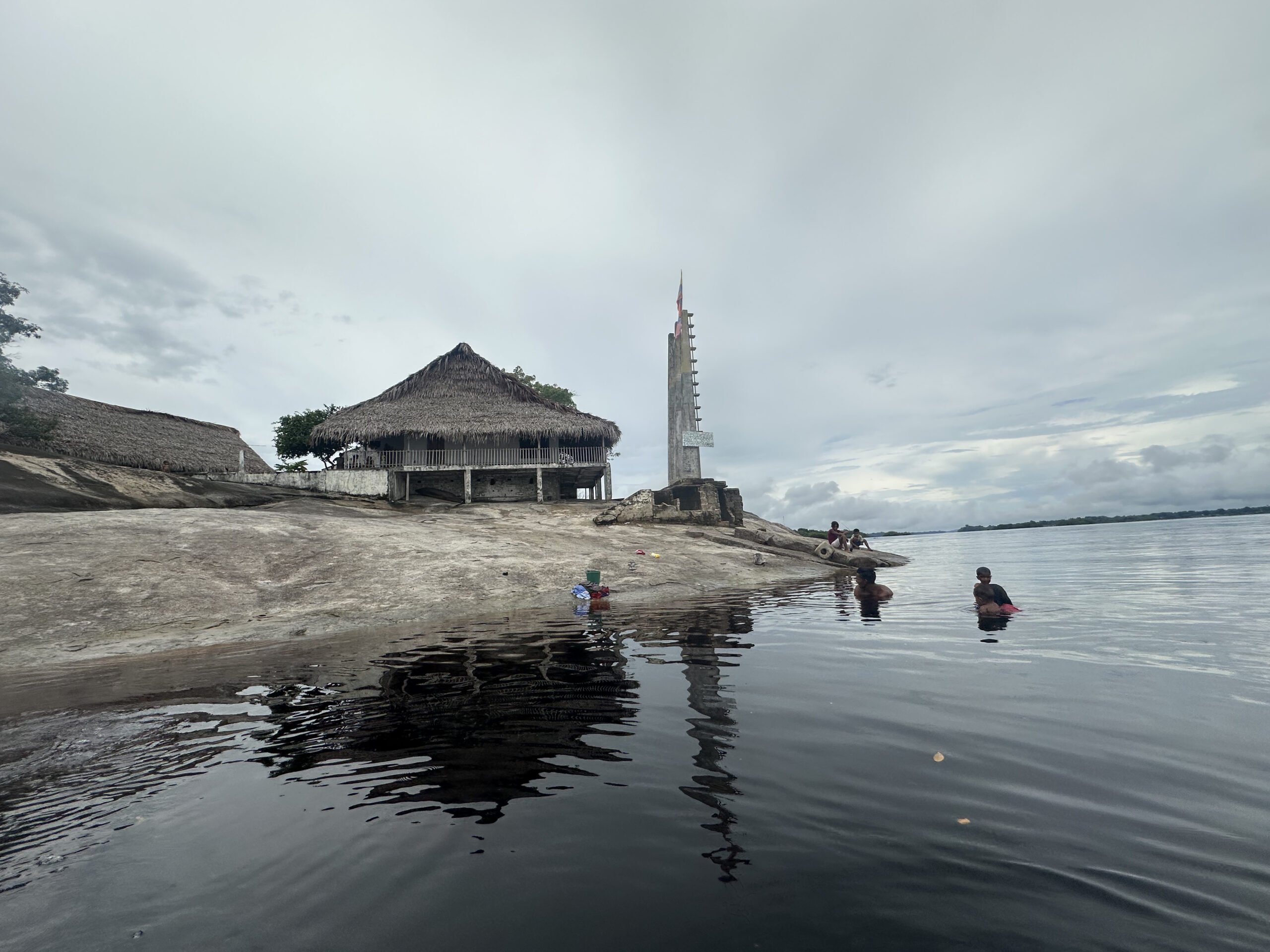 El metilmercurio se bioacumula en los peces depredadores del Atabapo, principal fuente de proteína en la región. El 47 % de los peces analizados excede los niveles permitidos, convirtiendo la dieta local en un peligro latente. Foto: José Guarnizo.