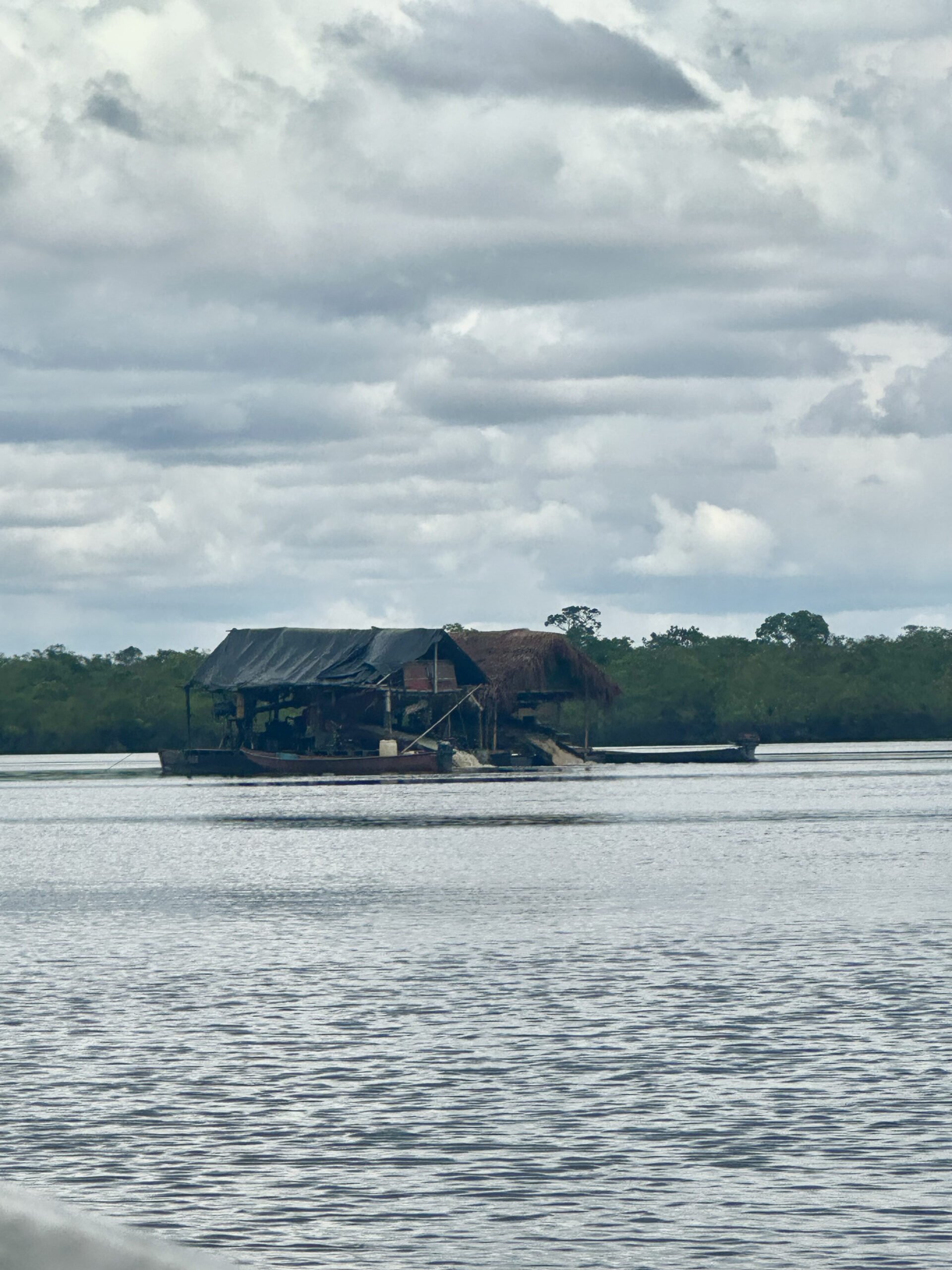 Entre Chaquita y Playa Blanca, esta draga opera a todo motor vertiendo mercurio al río Atabapo. El metal se desplaza por las corrientes, extendiendo una mancha tóxica que envenena el ecosistema y alcanza incluso a las comunidades más aisladas. Foto: José Guarnizo