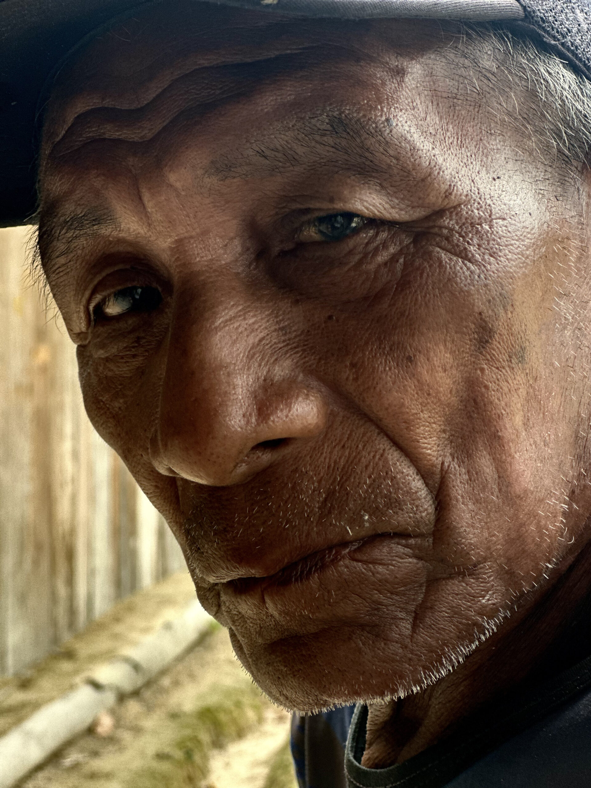 José Paiva sobrevivió a fiebres intensas en Playa Blanca sin acceso a médicos ni medicamentos básicos. Su caso ilustra el abandono estatal en una región donde el mercurio en sangre supera el límite de la OMS en un 3360 %. Foto: José Guarnizo