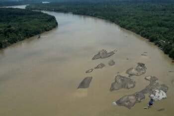 el río Santiago presenta un caudal turbio e islotes de piedras removidas producto de la constante operación de las dragas mineras. Foto: Luis Taijín