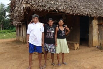 Buca, Toy y Busi, en Puerto Tujuré. Foto: Karina Segovia