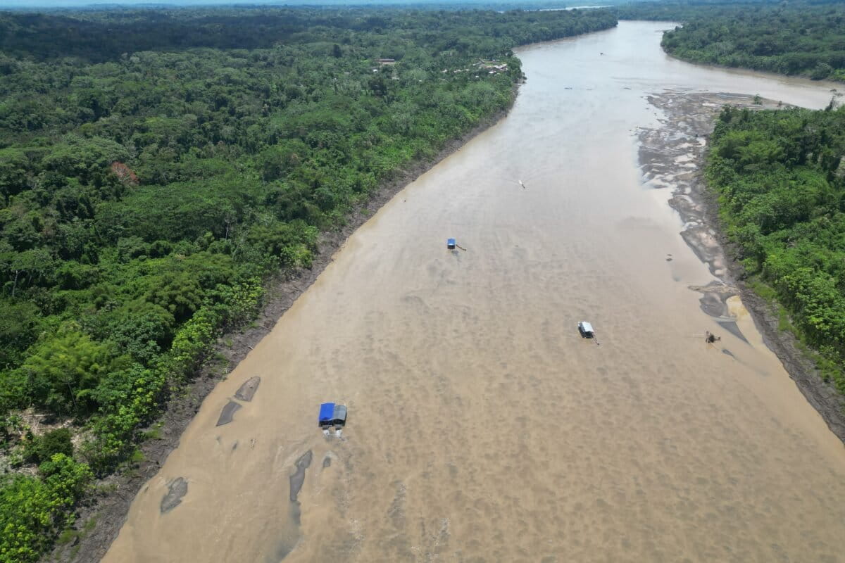 Desde el aire, las dragas aparecen como sanguijuelas que succionan y devastan el río. La imagen corresponde al sector del Bajo Santiago. Foto: Luis Taijín