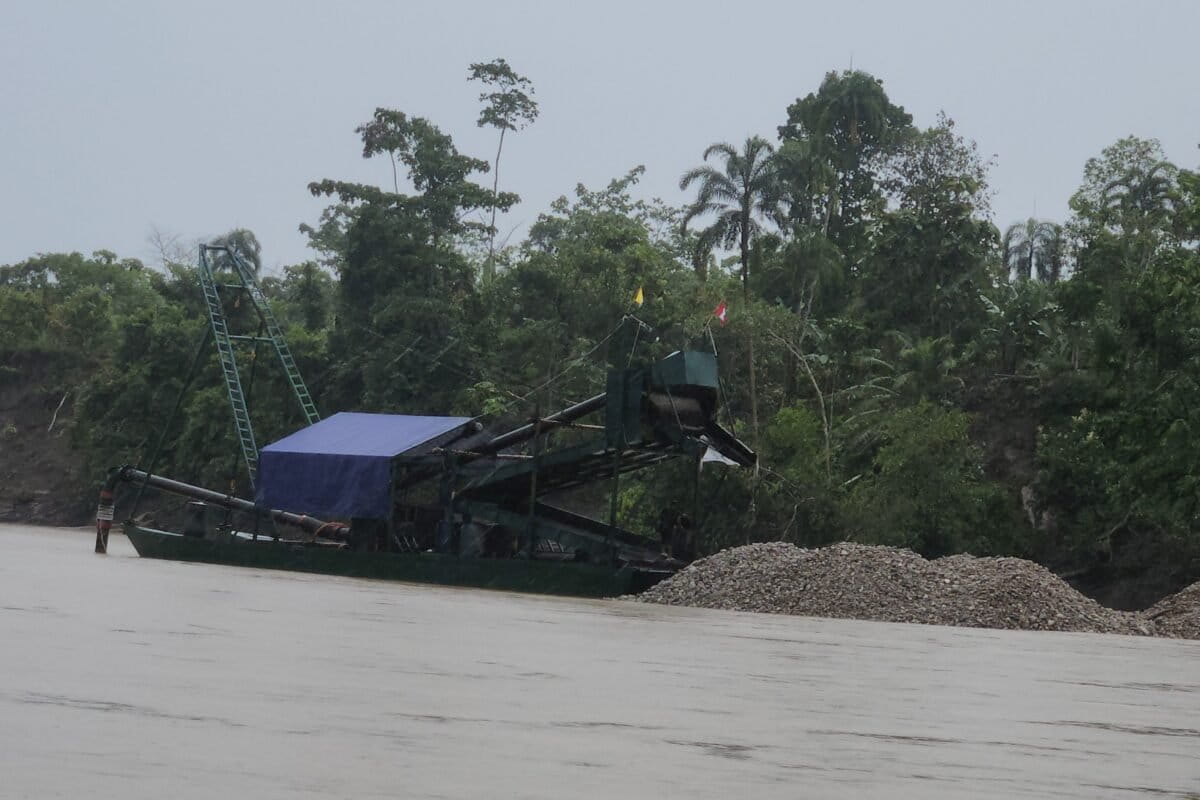 En Fortaleza, las maquinarias mineras están en el centro del río y operan como torreones de alerta ante cualquier operativo. Foto: Enrique Vera