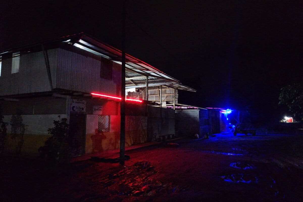 La minería y tala ilegal han acarreado otros delitos como la explotación de menores indígenas, incluso sexual, en locales nocturnos. Foto: Enrique Vera