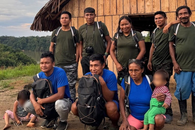Organizaciones indígenas de la Cuenca Amazónica se reunieron en Brasilia para debatir las soluciones que están implementando en sus territorios para abordar la crisis climática global. Imagen cortesía de Alexis Mendoza/OPIAC.