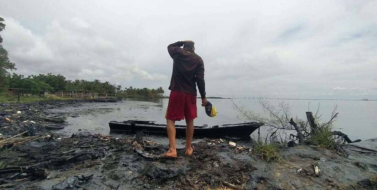 Hombre camina sobre zona impactada por petróleo en las costas del sector El Bajo, cerca de la Refinería Bajo Grande (2020). Foto: cortesía MedioSur