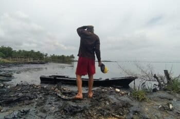 Hombre camina sobre zona impactada por petróleo en las costas del sector El Bajo, cerca de la Refinería Bajo Grande (2020). Foto: cortesía MedioSur