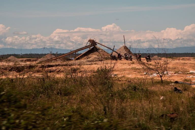 La minería ilegal de oro se encuentra en ambos márgenes de la carretera Interoceánica Sur. Foto: Max Cabello Orcasitas