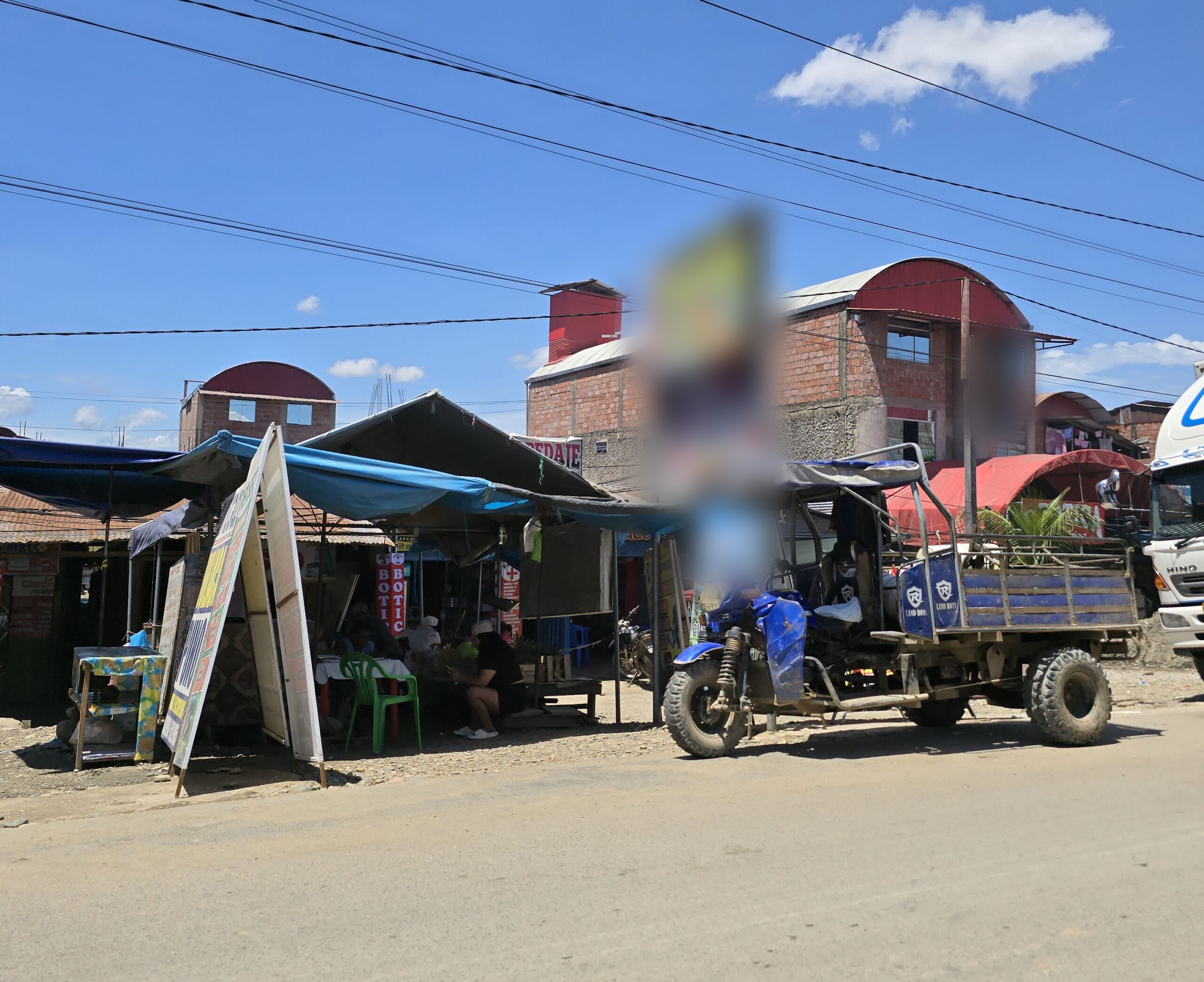 A lo largo de la carretera Interoceánica Sur, especialmente en la zona de La Pampa, se observan una gran cantidad de negocios que ofrecen servicios como agentes bancarios. Foto: Yvette Sierra Praeli
