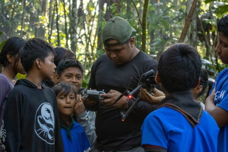 “Pequeños Cuidadores de la Selva”: una guardia indígena infantil recorre la Amazonía para aprender a defenderla en Ecuador