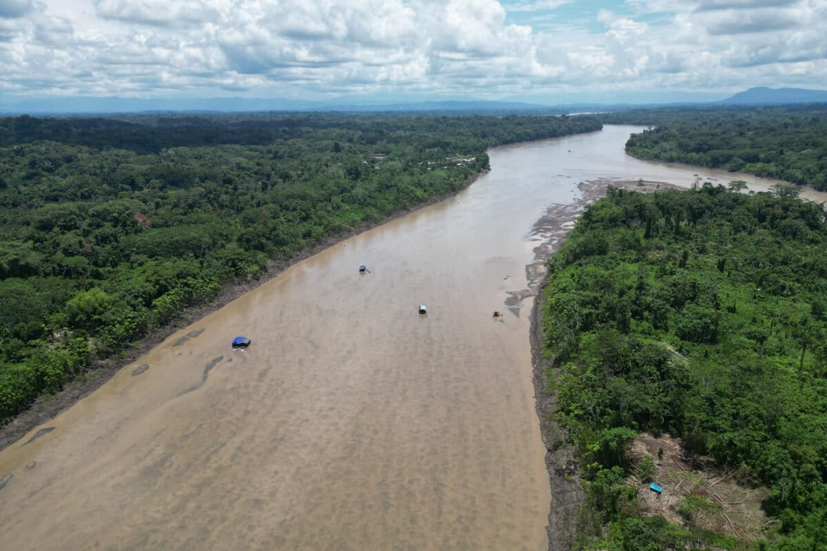 Imágenes aéreas y en campo revelan la devastación que dejan las mafias de minería ilegal y de madera en Perú | Reportaje fotográfico
