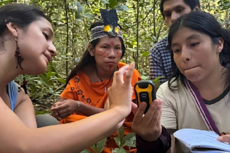 Mujeres indígenas trabajan en investigaciones científicas junto a Rosa Vásquez. Foto: cortesía Rosa Vásquez