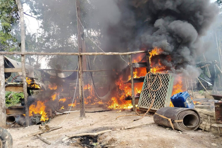 Las autoridades bolivianas desbarataron un campamento de minería ilegal cerca del río Iténez, en la Amazonía. Foto: cortesía Armada de Bolivia
