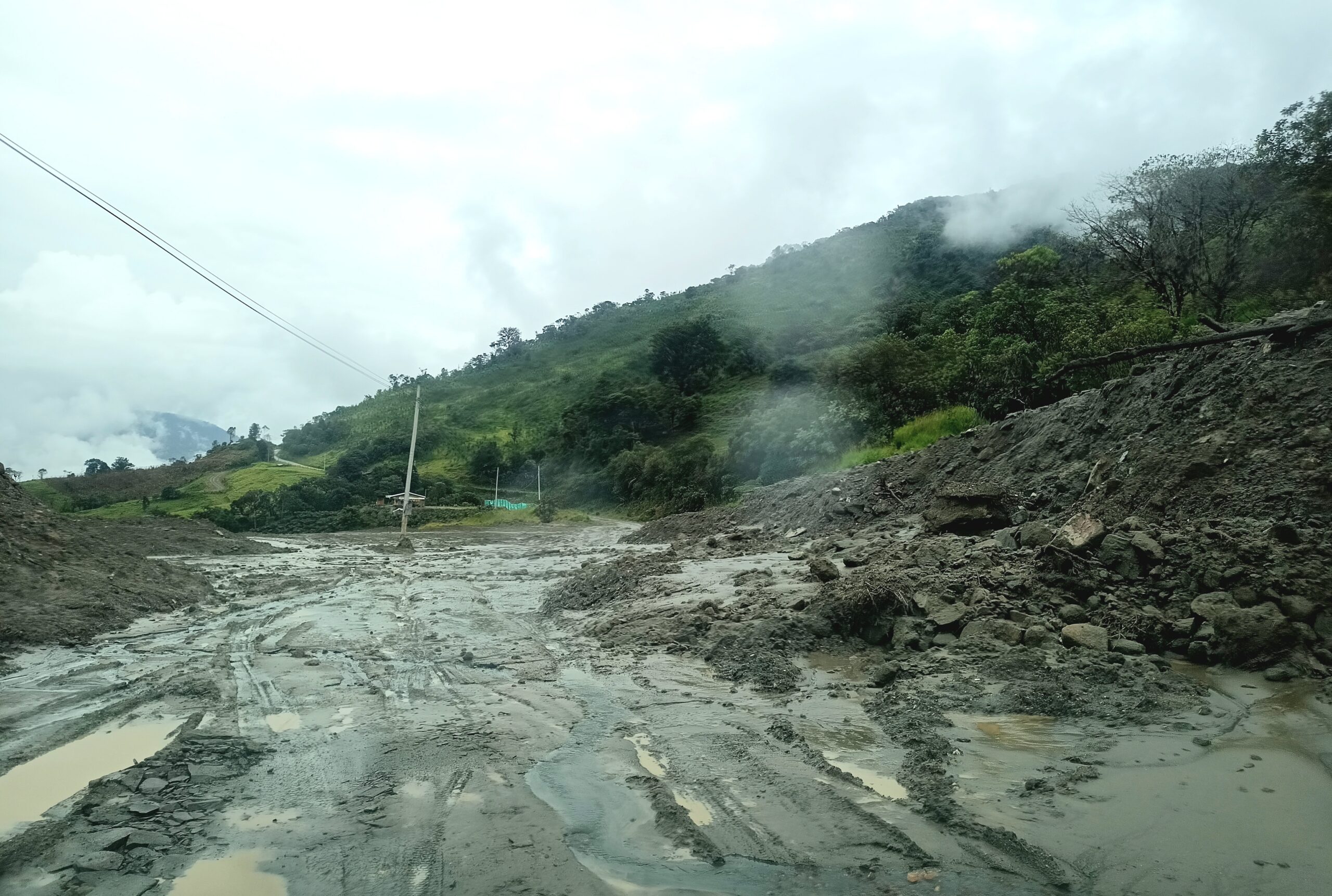 Tramo de la ruta E10 que une a la provincia andina de Carchi con la provincia amazónica de Sucumbíos y no cuenta con mantenimiento ni seguridad, según evidenció esta alianza periodística. Fuentes señalan que es usada por grupos armados como los Comandos de la Frontera. Foto: Diego Cazar Baquero