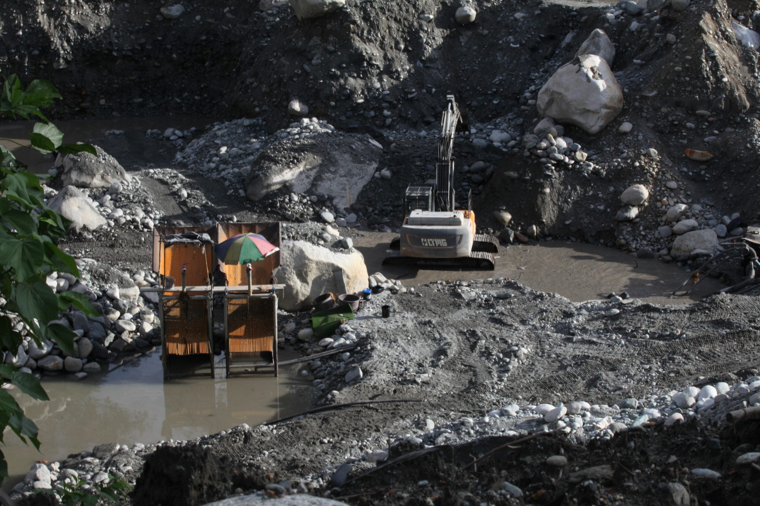 Mineros ilegales operan junto a concesiones de minería aurífera durante un recorrido en el suroriente de la provincia de Napo. A inicios de febrero de 2026, el Gobierno ecuatoriano dispuso la suspensión total de la actividad minera en esta provincia. Foto: cortesía Armando Lara