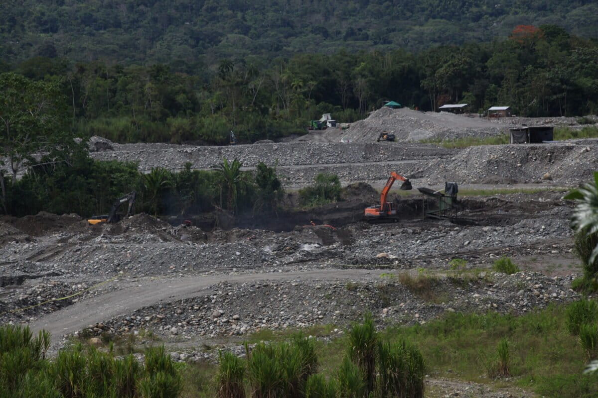 La huella de la expansión minera en la Amazonía de Ecuador se asemeja a un gran desierto que le gana terreno al bosque y que avanza rodeando a decenas de santuarios naturales y territorios indígenas. Foto: cortesía Armando Lara
