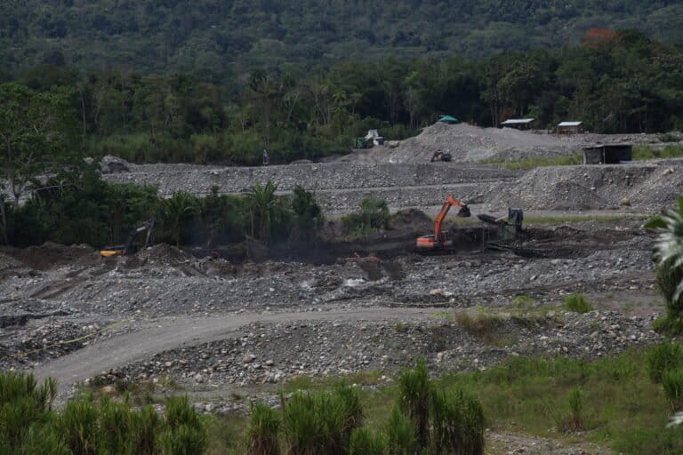 La huella de la expansión minera en la Amazonía de Ecuador se asemeja a un gran desierto que le gana terreno al bosque y que avanza rodeando a decenas de santuarios naturales y territorios indígenas. Foto: cortesía Armando Lara
