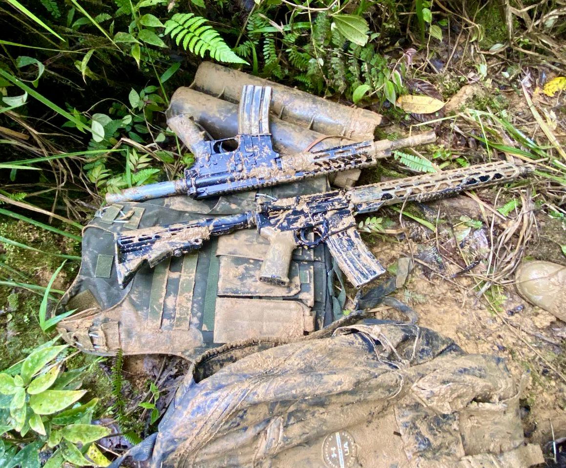 Armamento incautado tras operativo militar en una explotación ilegal de oro en la provincia de Zamora Chinchipe. Foto: obtenida por Mongabay Latam durante la investigación