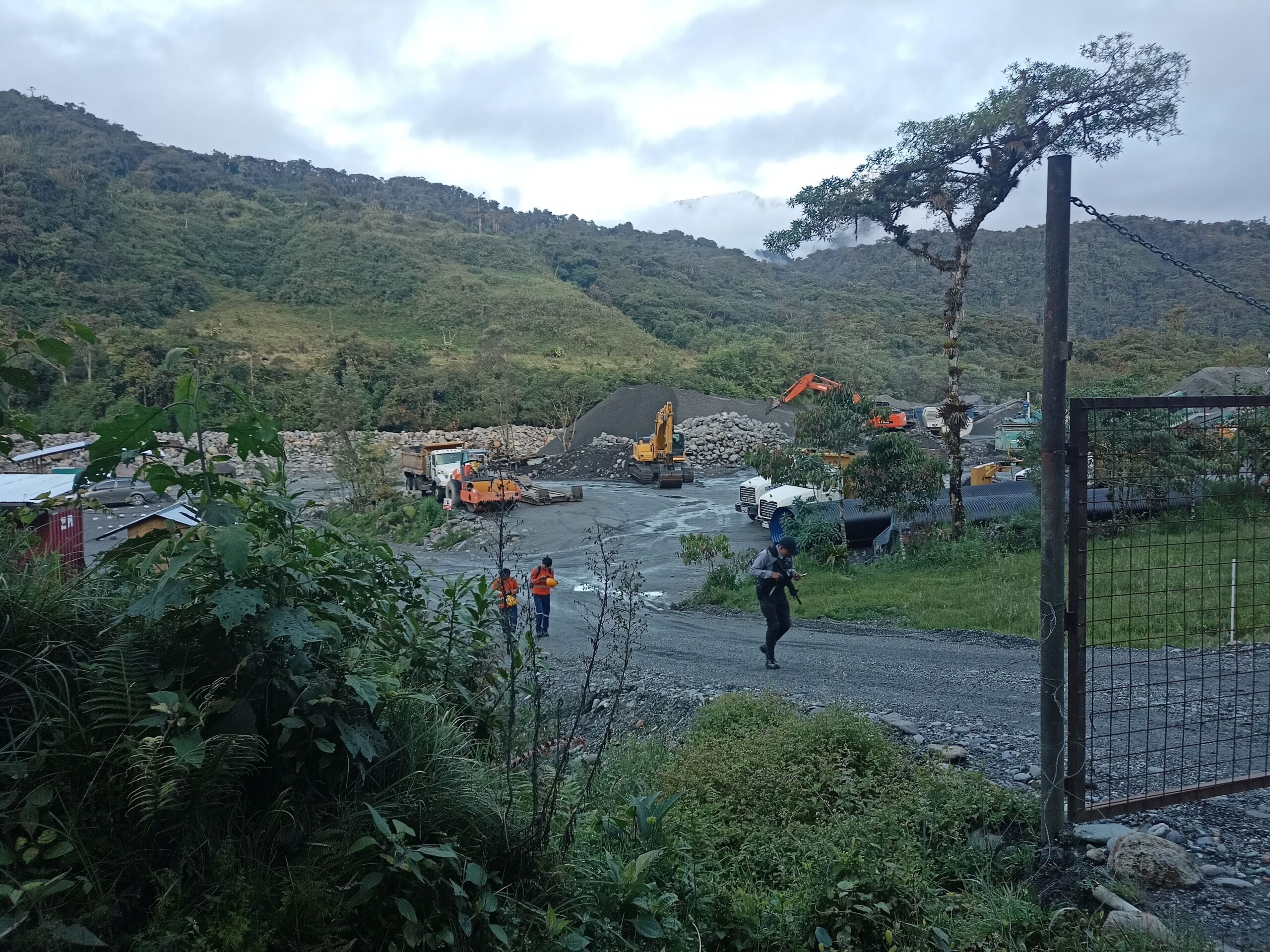 Guardias de seguridad privada resguardan las concesiones mineras en la provincia de Napo. Foto: Diego Cazar Baquero