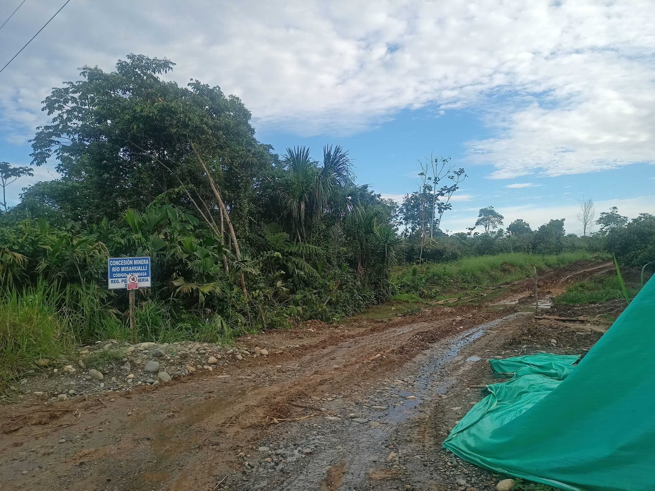 Vía de tercer orden abierta junto a concesiones mineras en la parroquia Misahuallí, en la provincia de Napo. Foto: Diego Cazar Baquero