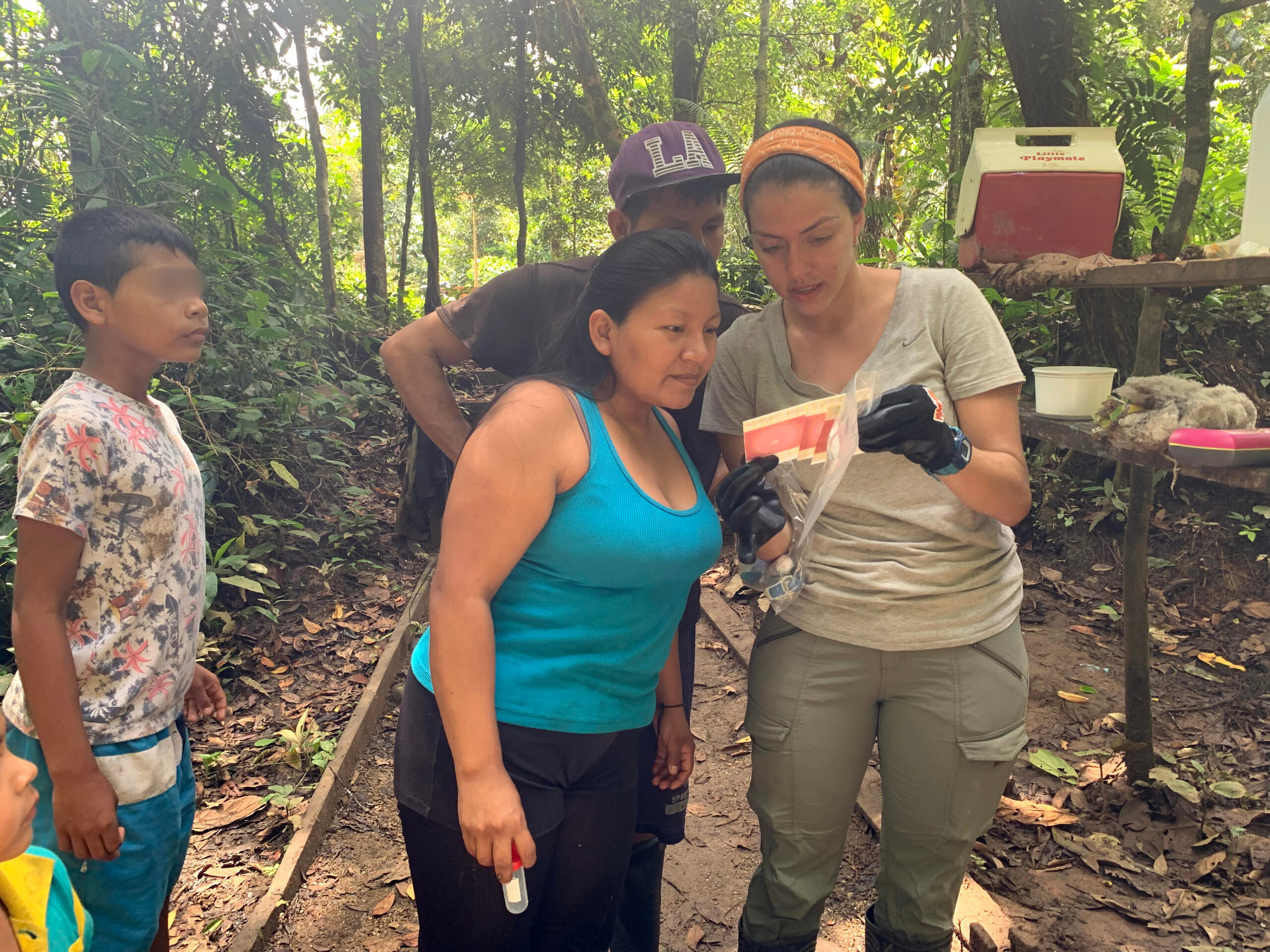 Indígenas waorani aprenden a usar palcas petri para evaluar la presencia de coliformes. Foto: cortesía Laboratorio de Ecología Acuática de la Universidad San Francisco de Quito