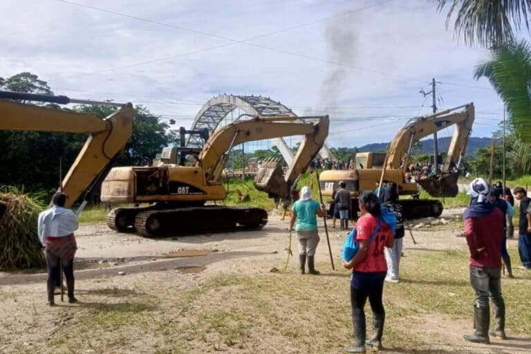 Tres excavadoras de 20 toneladas de peso facilitaron la entrada de los trabajadores, que están en el tercer plano de la imagen. Foto: cortesía CONAIE