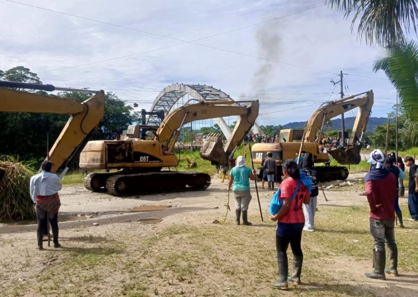 Tres excavadoras de 20 toneladas de peso facilitaron la entrada de los trabajadores, que están en el tercer plano de la imagen. Foto: cortesía CONAIE