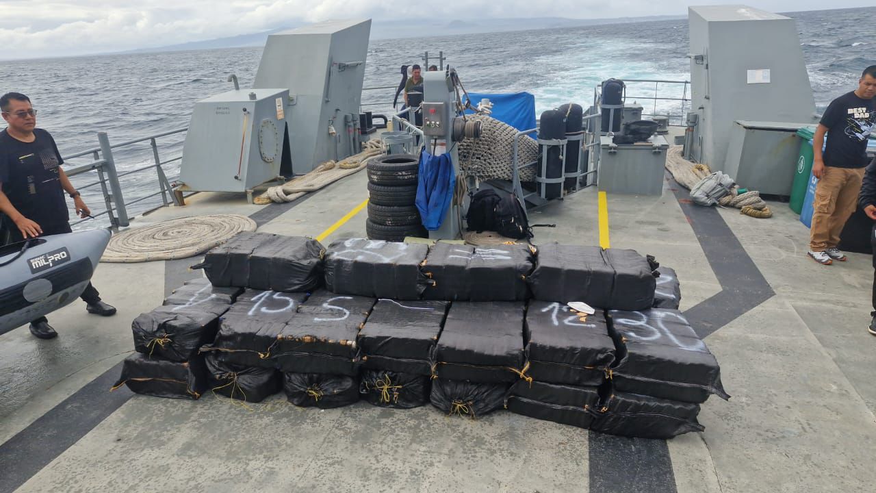 El 25 de junio de 2026, 19 personas fueron transportadas a bordo de la lancha guardacostas Isla Isabela, de la Armada del Ecuador, desde los calabozos de la isla San Cristóbal hacia la isla de Baltra, para luego ser trasladados por la Fuerza Aérea Ecuatoriana (FAE) hacia un centro de reclusión en el continente, donde permanecen mientras son procesados por la justicia bajo sospecha de narcotráfico y tráfico de combustible. Foto: Armada del Ecuador