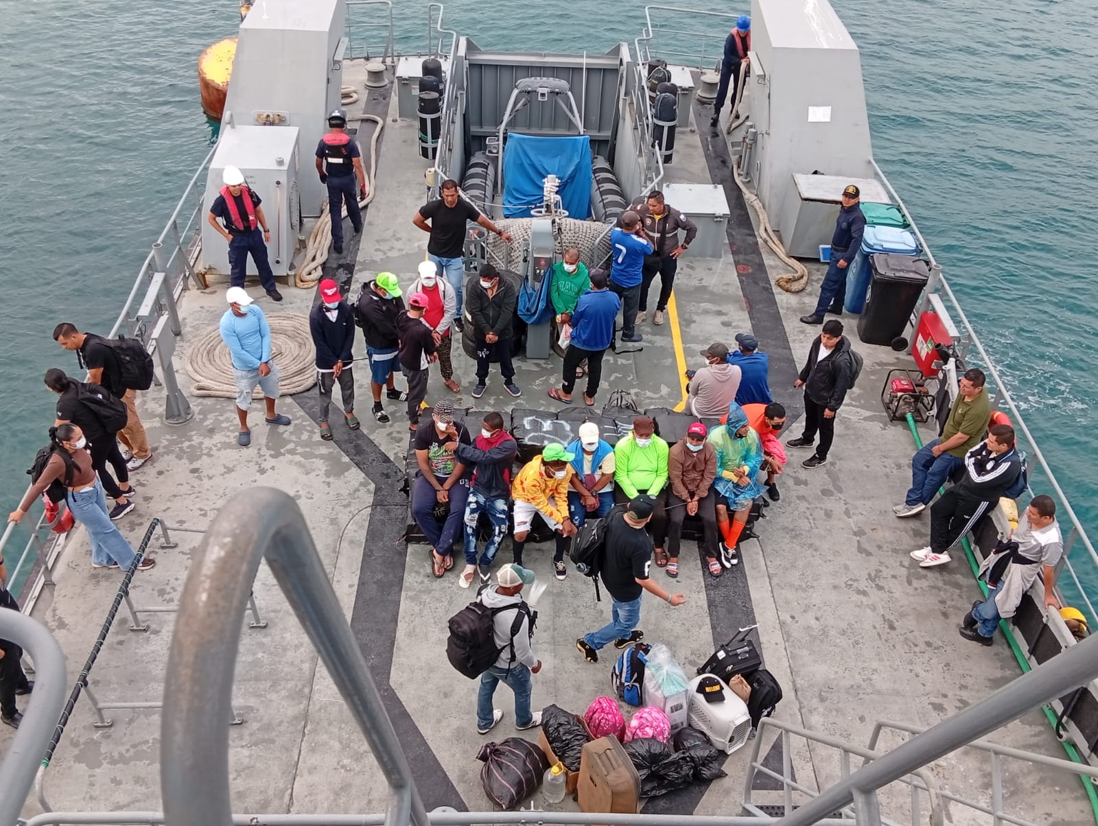 El 25 de junio de 2026, 19 personas fueron transportadas a bordo de la lancha guardacostas Isla Isabela, de la Armada del Ecuador, desde los calabozos de la isla San Cristóbal hacia la isla de Baltra, para luego ser trasladados por la Fuerza Aérea Ecuatoriana (FAE) hacia un centro de reclusión en el continente, donde permanecen mientras son procesados por la justicia bajo sospecha de narcotráfico y tráfico de combustible. Foto: Armada del Ecuador
