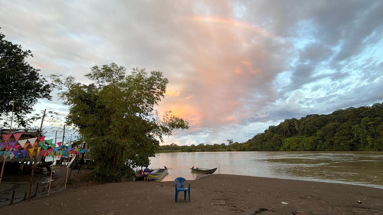 Desplazamiento, ataques con drones y terremoto: la triple emergencia que enfrentan las comunidades afrocolombianas del río San Juan en Chocó