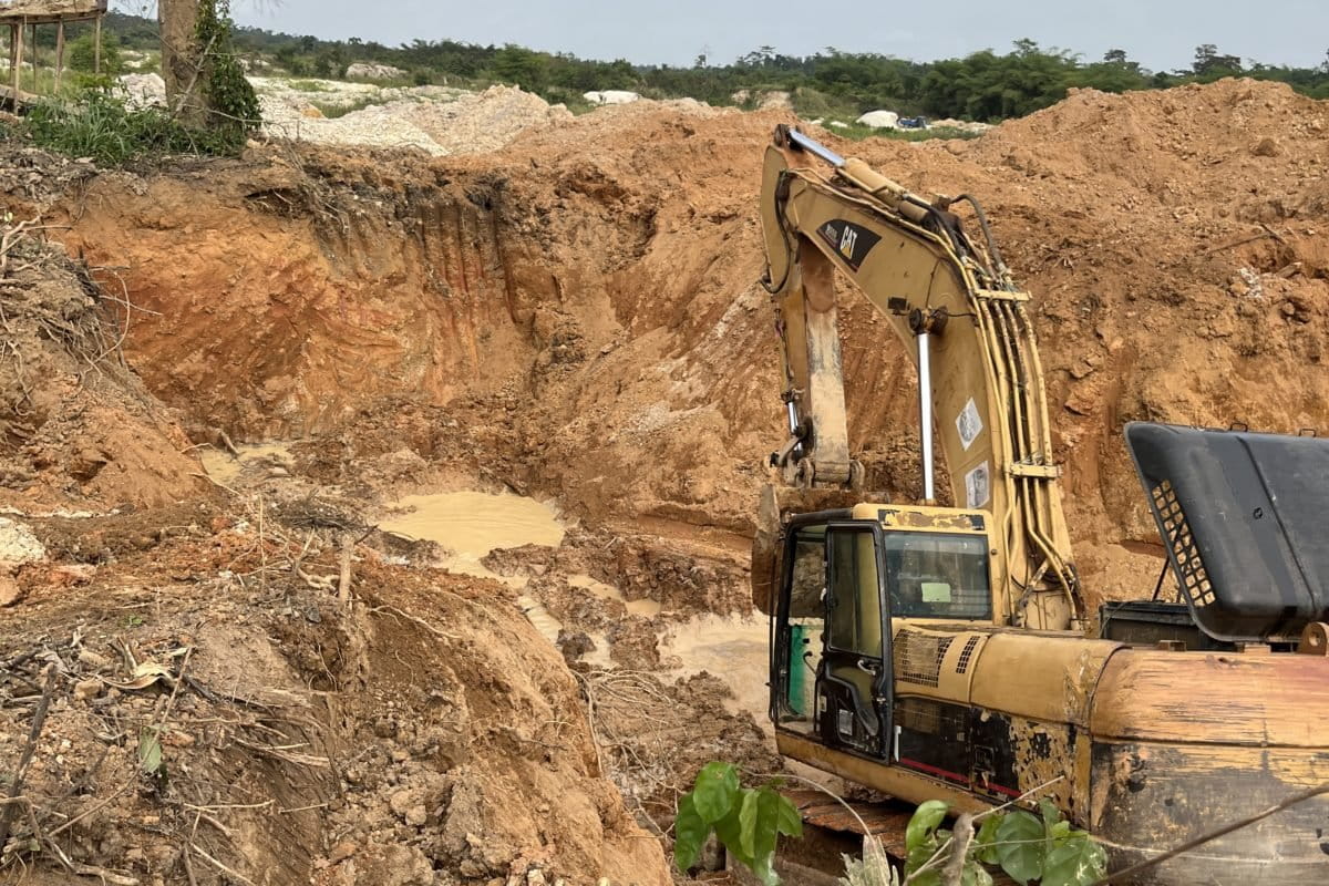 Une pelleteuse utilisée par des orpailleurs illégaux