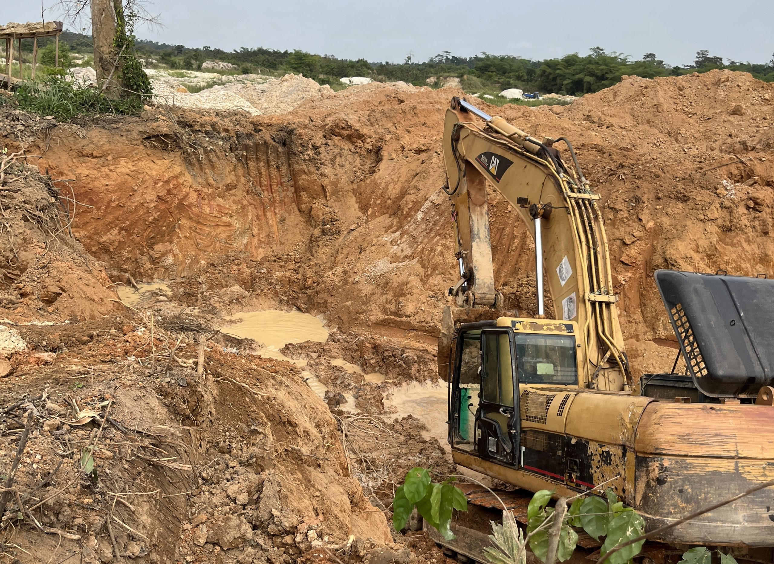 Une pelleteuse utilisée par des orpailleurs illégaux