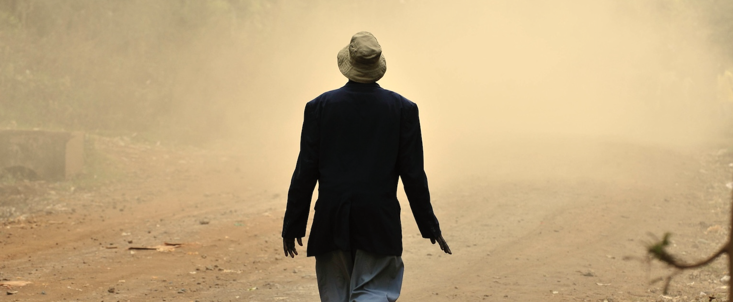 Homme marchant sur une route poussiéreuse, Mont Kenya, Kenya (2010). Image de NeilPalmer/CIAT via Flickr (CC BY-SA 2.0)