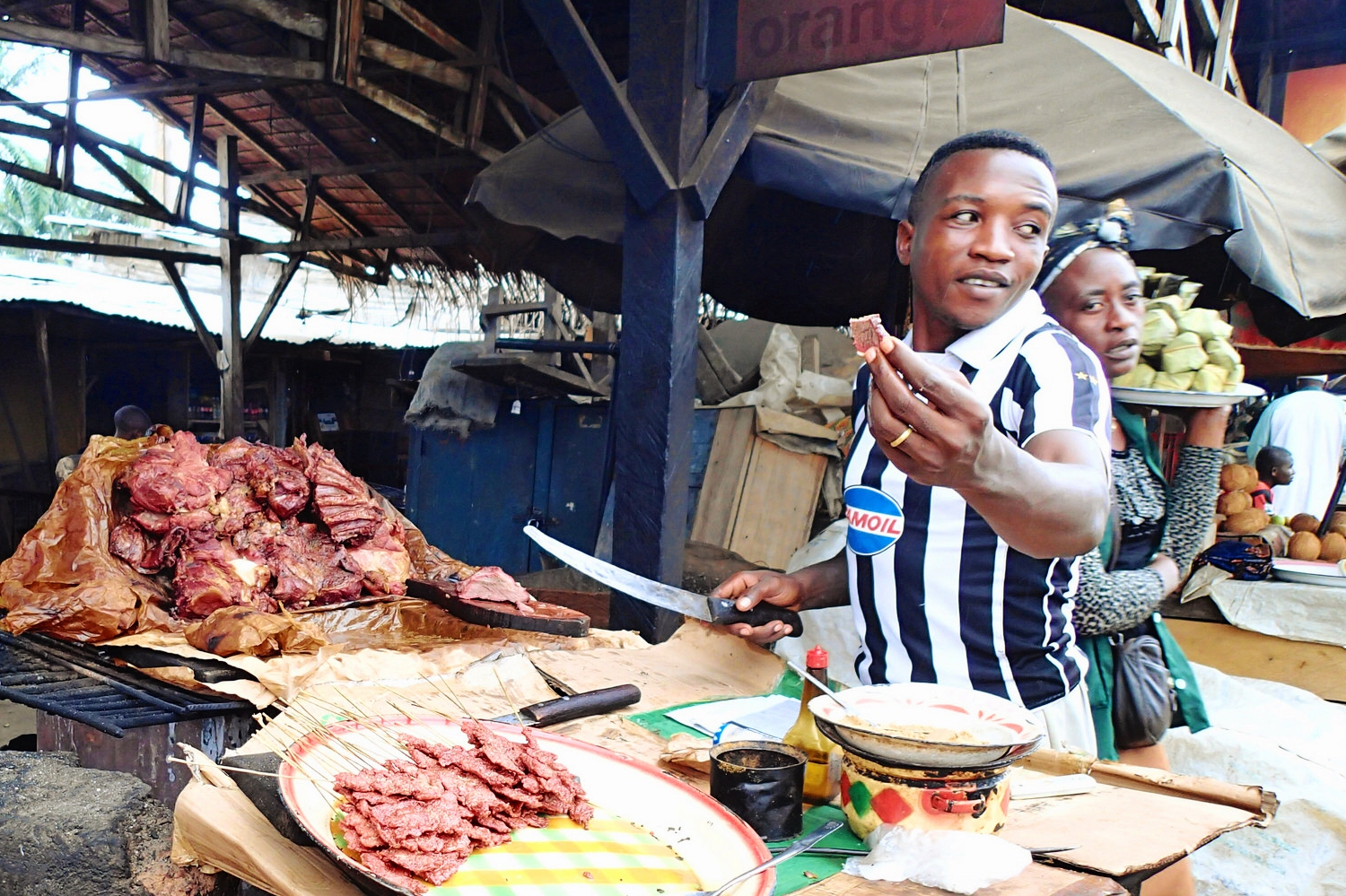 Vente de viande de brousse au marché de Makenene, au Cameroun. Image de Jasmine Halki via Flickr (CC BY 2.0).