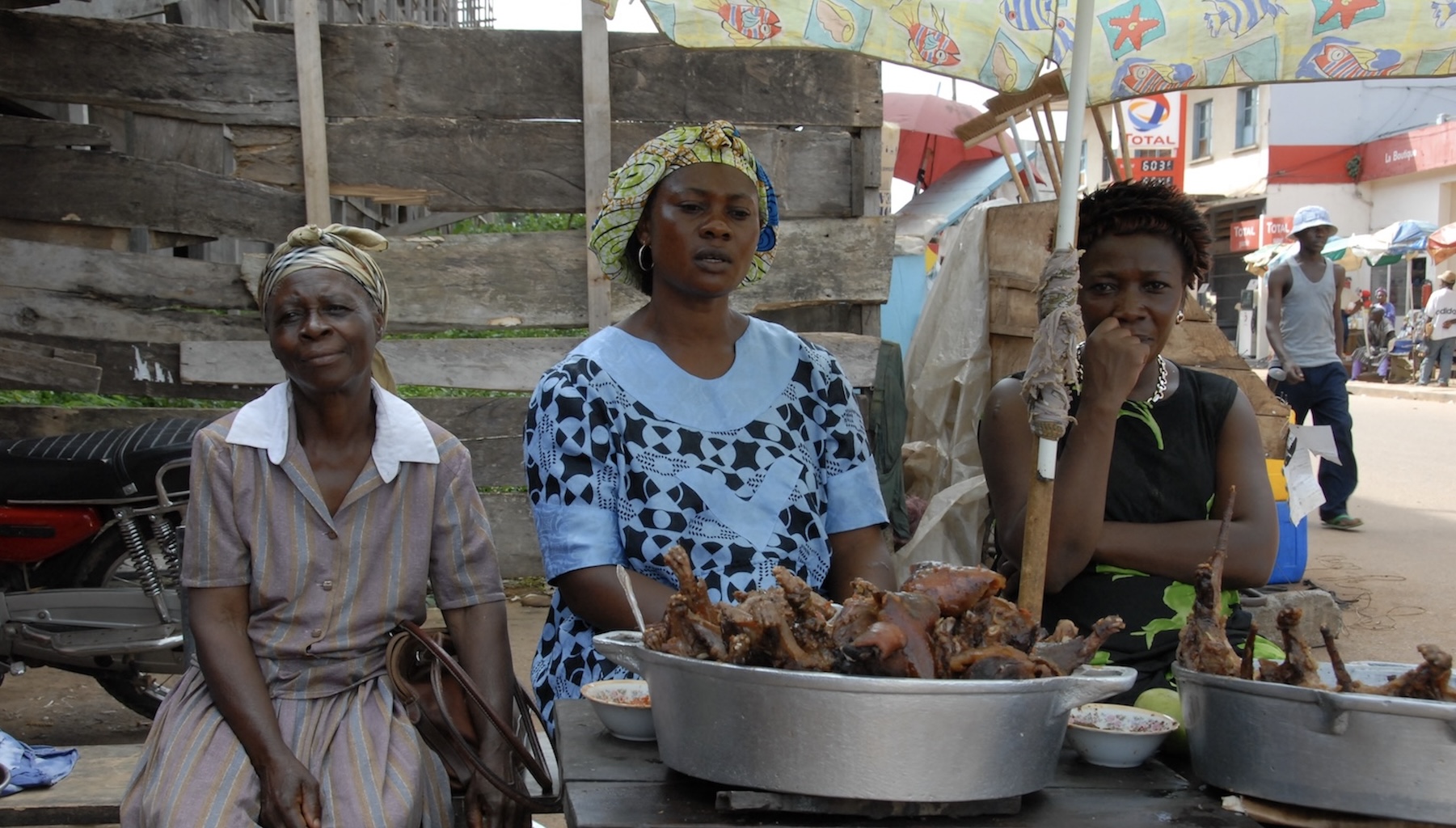 Des femmes vendent de la viande de brousse sur le marché local d'Ebolowa, au Cameroun. Image de Colince Menel/CIFOR via Flickr (CC BY-NC-ND 2.0).
