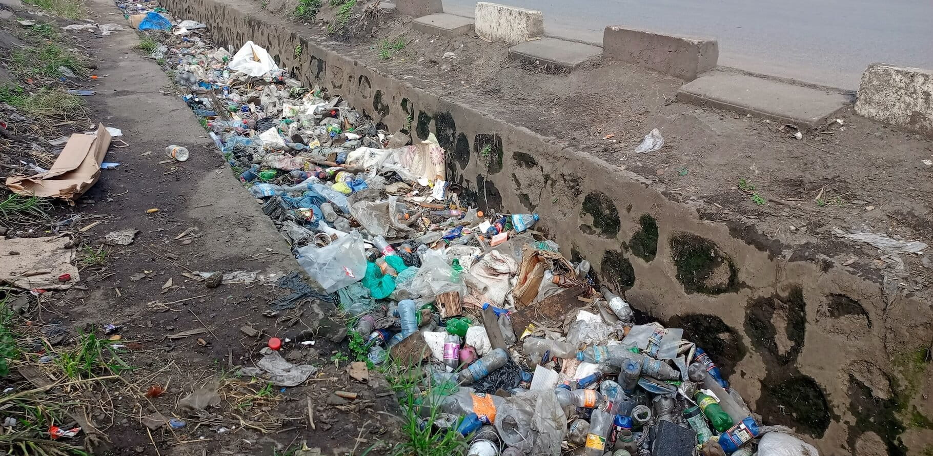 Les déchets en plastique dans un caniveau à Goma en République démocratique du Congo (RDC). Image de Prosper Heri Ngorora pour Mongabay.