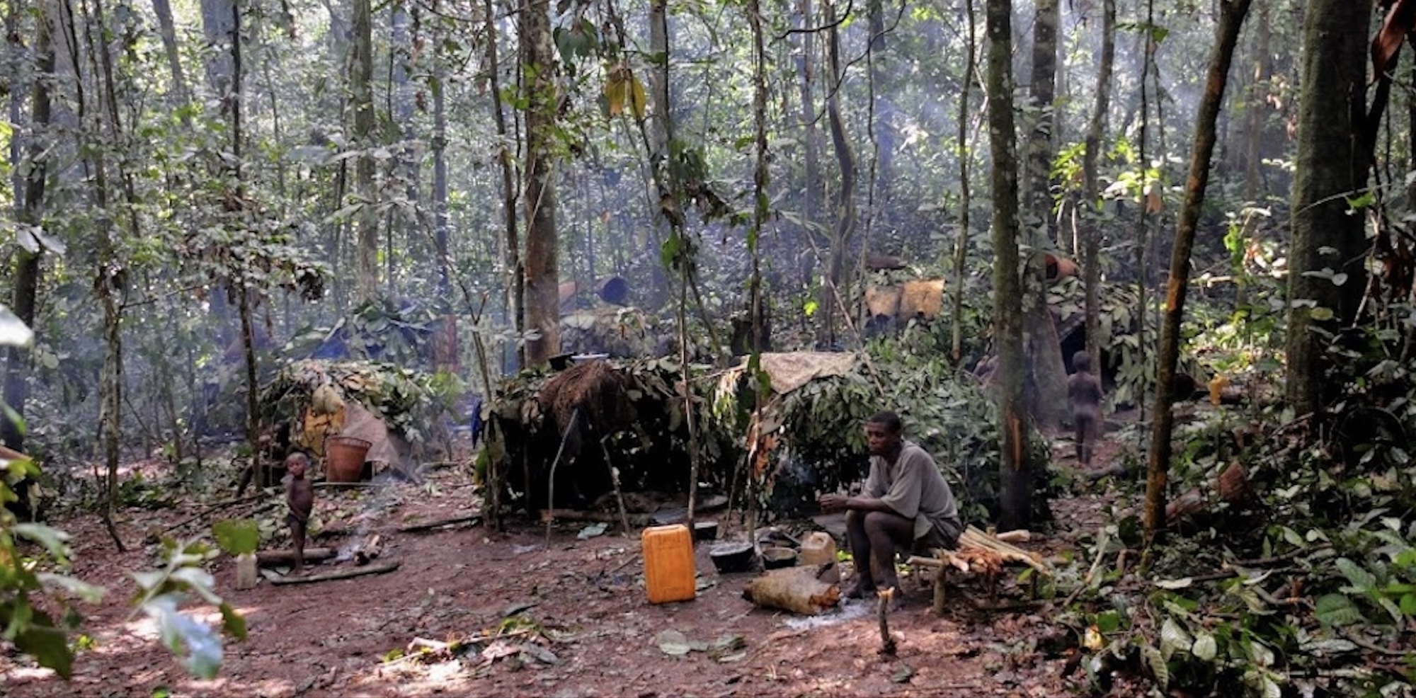 Les Bayaka dans la réserve de Dzanga Sangha Ndoki, en République centrafricaine. Image de JMGRACIA100 via Wikimedia (CC BY-SA 4.0).