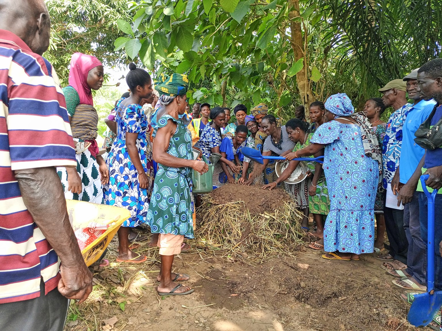 Une session pratique de production de compost à l'Ecole Paysanne Agroécologique animée par Jean-Charles Sossou à Lavié. Image de l’association Eco Impact avec son aimable autorisation.